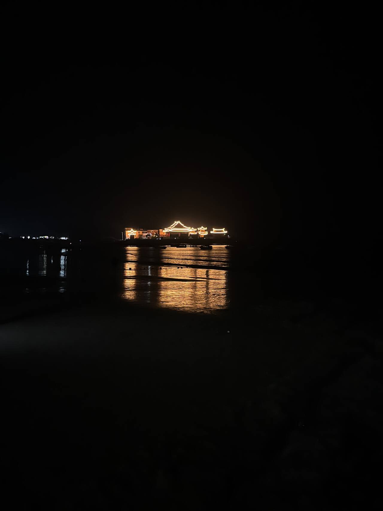 夜海灯影
