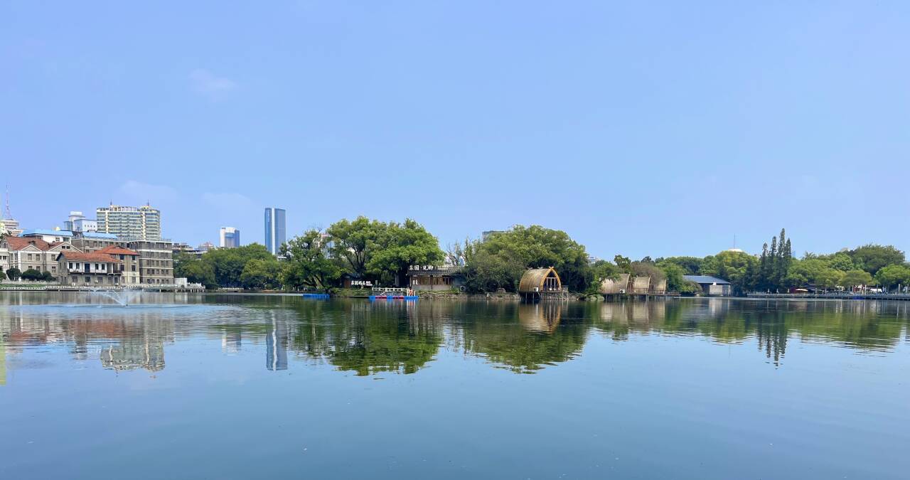 湖光城色